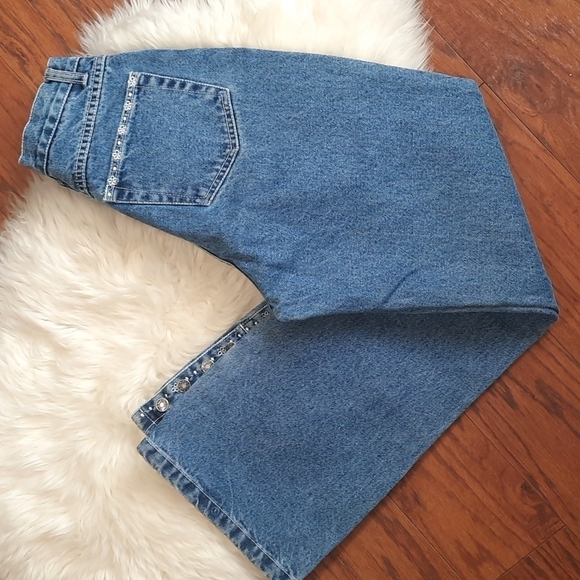 R21 Y2K Highrise Embroidered Button Flare Jeans - Picture 4 of 9